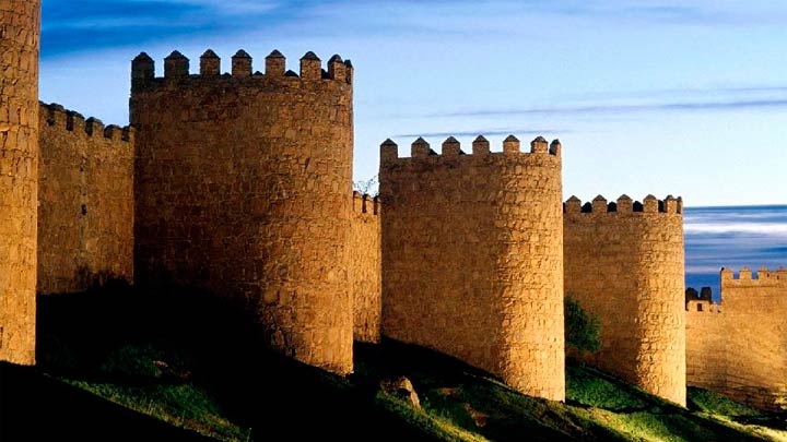 Imagem de uma muralha de castelo medieval