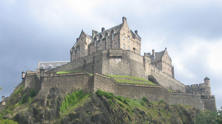 Castelo de Edimburgo como exemplo de origem da segurança física.