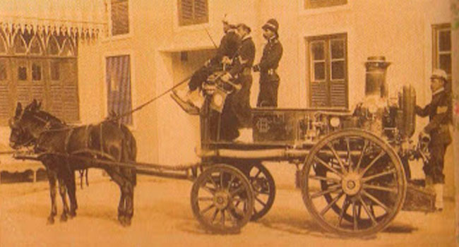 Imagem de uma bomba puxada a cavalos utilizados pelos Bombeiros no passado.