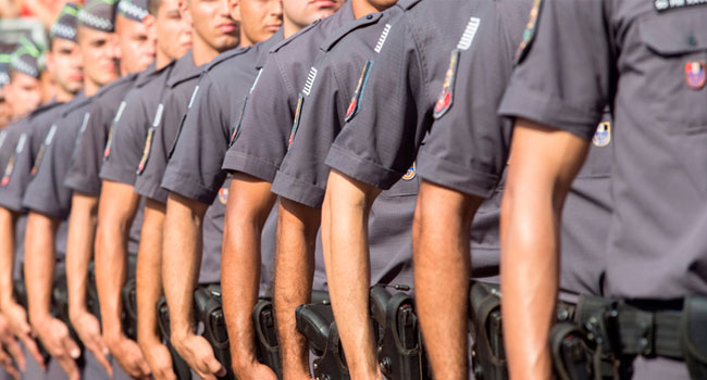 Imagem de soldados da polícia militar em forma.