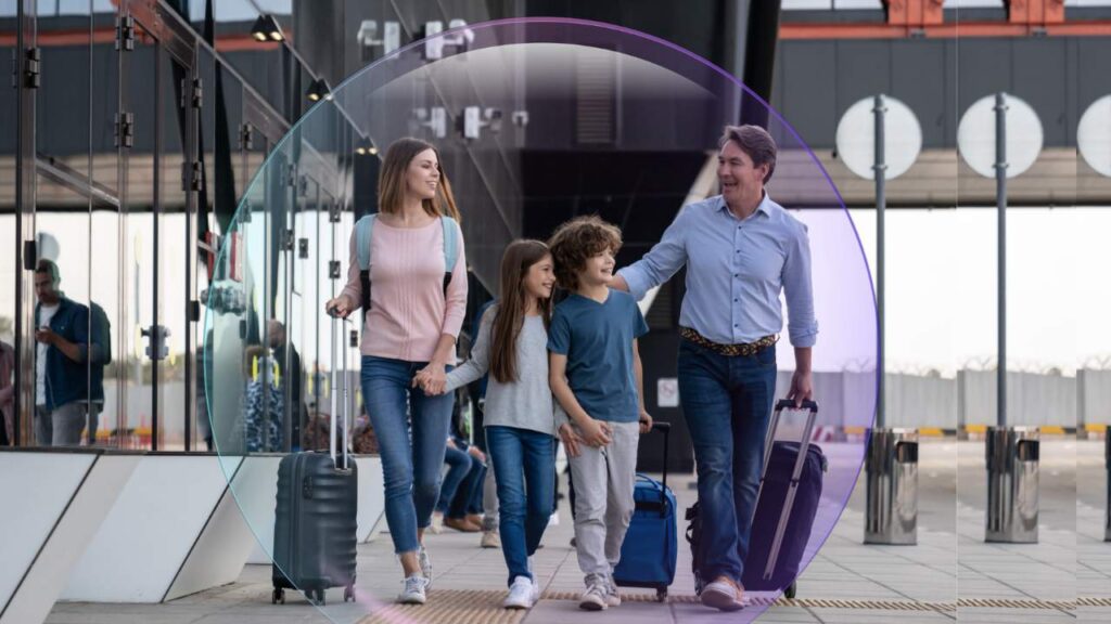 Familia no aeroporto usufruindo do seguro viagem