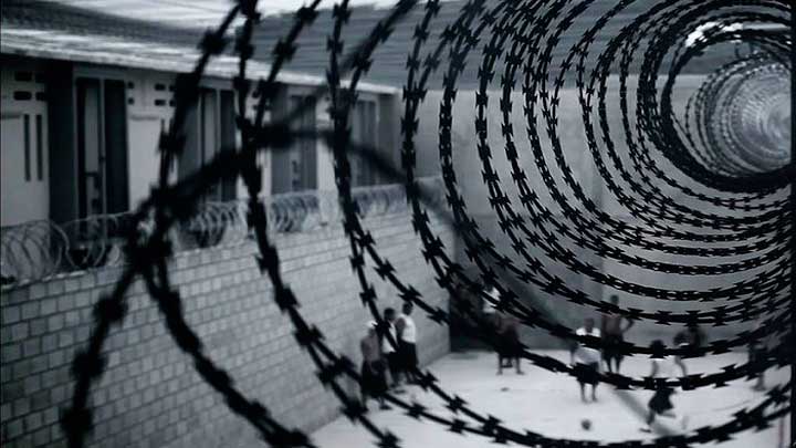 Imagem pátio de uma prisão. Alusão ao sistema prisional.