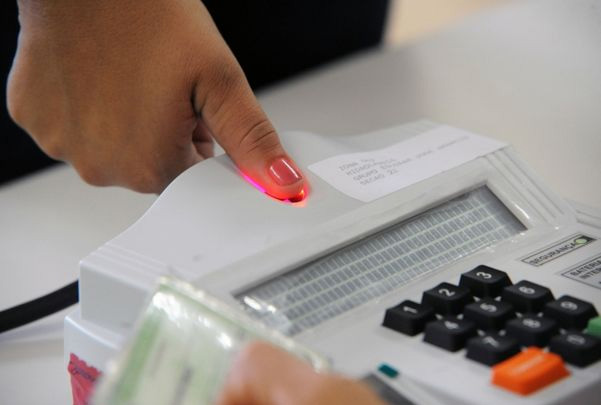 equipamento utilizado para leitura das digitais no processo eleitoral. Exemplo biometria eleitoral.