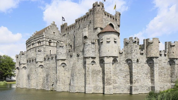 Imagem de um castelo como exemplo de origem da segurança física.