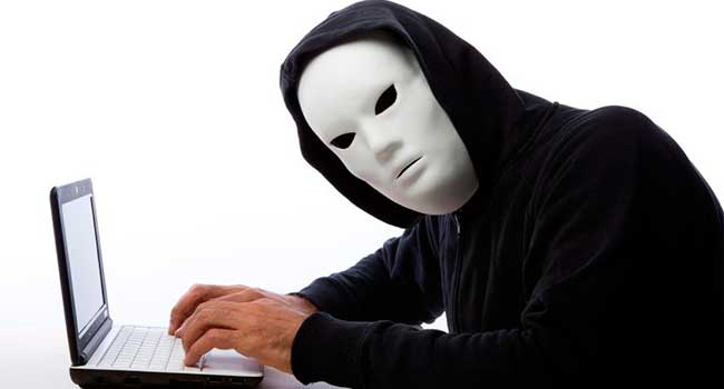 Imagem de uma pessoa com capuz e uma mascara branca, tampando a face. Ilustração do Perfil de fraudador.
